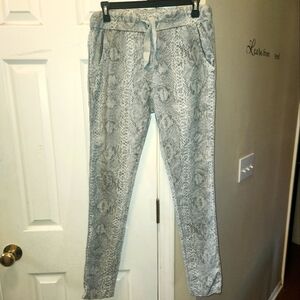 Ladies Size 2 Brand Bazar Animal Skin Print Pants